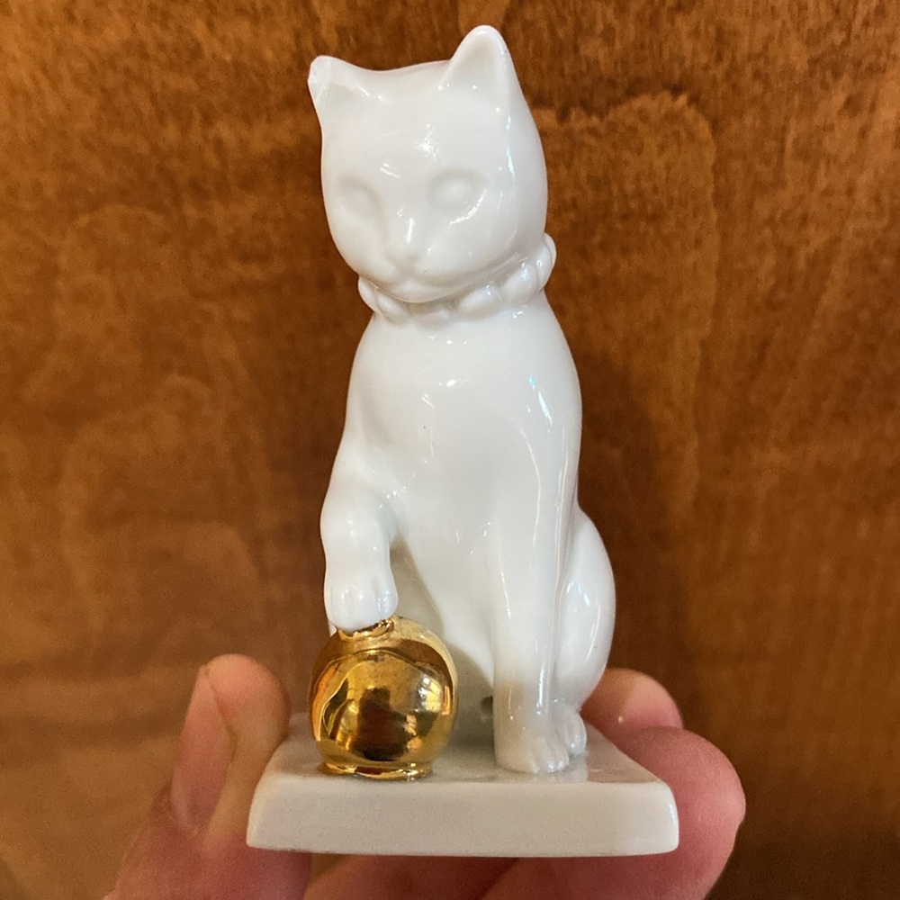 Franklin Mint Curio Cabinet Cats Collectable Cat Figurine White